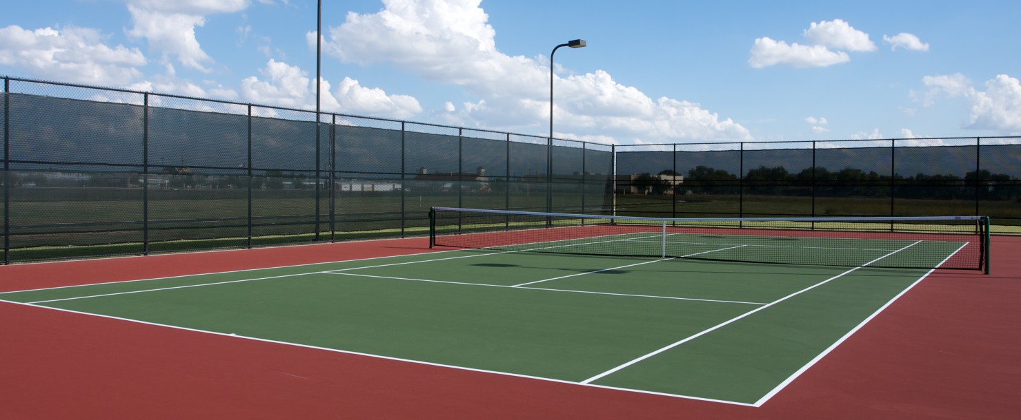 EN PLEIN AIR, SUR DES COURTS DE TENNIS