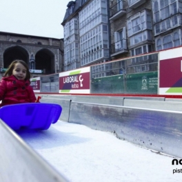 El tobogán más grande de España del alquiler pista de hielo